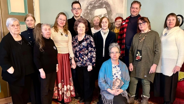 12. Koidula luulekonkursil täiskasvanutele esinejad ja žüriiliikmed Kreutzwaldi memoriaalmuuseumis 2026. aasta 11. veebruari pärastlõunal, päeval, mil muuseum sai vanaks 85 aastat ja üks päev. Pildil (vasakult) Virve Ots, Heli Raudsik, Piret Pilt, Kristi Soll, Aadi Parhomenko, Ere Raag, Helena Linnamäe, Aimi Hollo, Raili Leesalu, Ivari Padar, Tuuli Võsa, Kaja-Riina Plumann, Tiiu Tiik. Kolm viimast lähevad 14. märtsil Pärnusse Koidula muuseumi finaalvõistlusele. FOTO: Kalev Annom